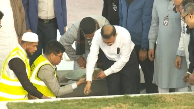 রাষ্ট্রীয় মর্যাদায় চিরনিদ্রায় খালেদা জিয়া: নিজ হাতে মাকে সমাহিত করলেন তারেক রহমান